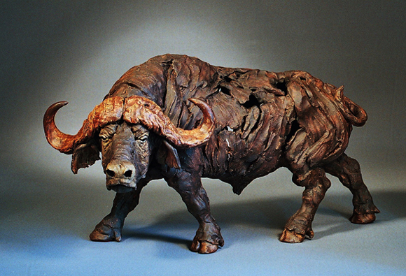 Alan Waring - beeld in keramiek buffel - galerie de Beeldenstorm