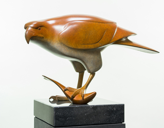 roofvogel met vis no 3 - beeld in brons - evert den hartog