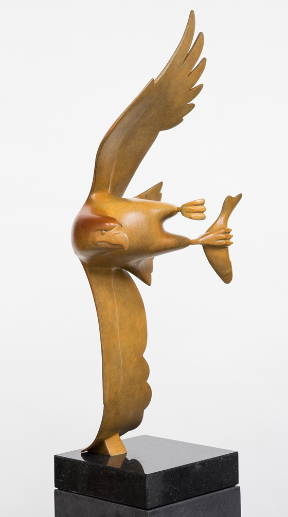 roofvogel met vis no 4 - beeld in brons - evert den hartog - galerie de Beeldenstorm