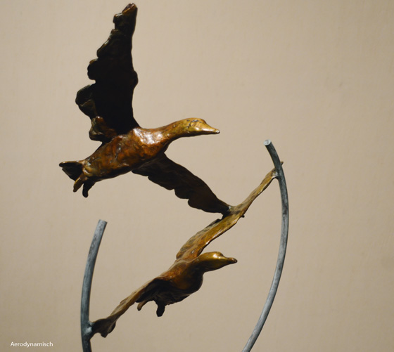 aerodynamisch beeld in brons Jonneke Kodde - Galerie de Beeldenstorm solo expositie