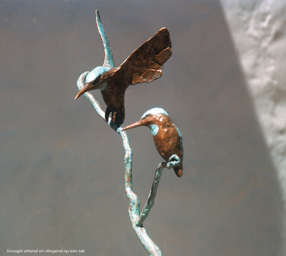 IJsvogel zittend en vliegend beeld in brons Jonneke Kodde - Galerie de Beeldenstorm solo expositie