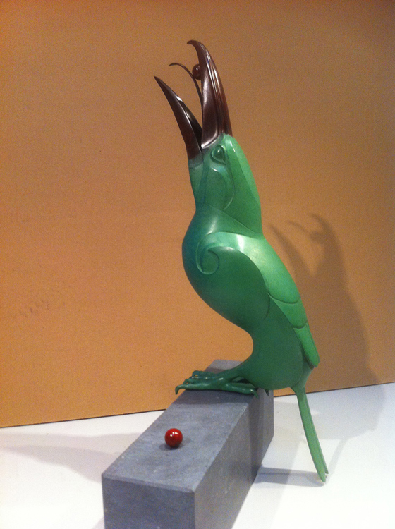 Toecanet (ramphastos tucanus - The Crimson-rumped Toucanet) - sculpture in bronze - beeld in brons - Martin Hogeweg - galerie de beeldenstorm - the netherlands